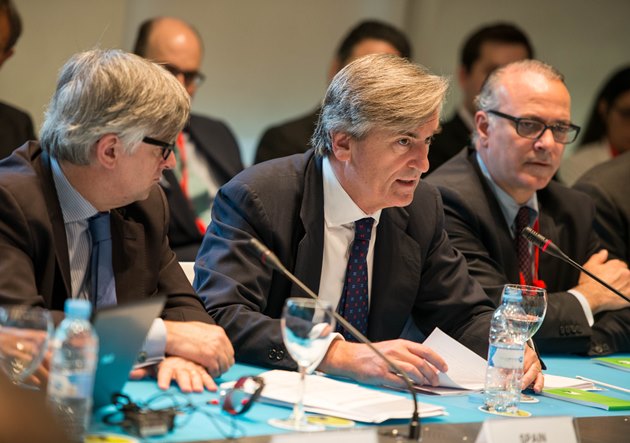 السفير رومان أويارزون مارشيسي، رئيس اللجنة المنشئة عملا بالقرار 1540 (في الوسط) يترأس اجتماع خاص للجنة بشأن الاستعراض الشامل لعام 2016 في مدريد يومي 12 و13 أيار/مايو.